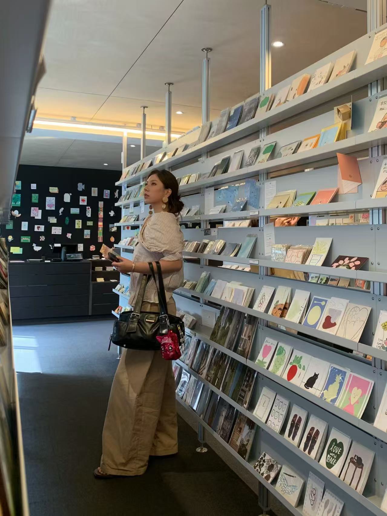 张雨柔在书店浏览设计出版物